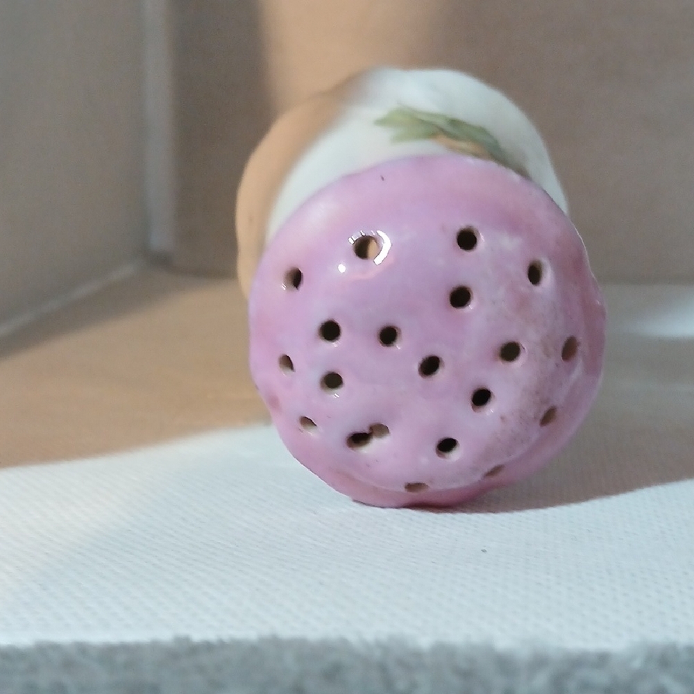 Vintage Floral Pink and White Salt and Pepper Shakers - Picture 6 of 7